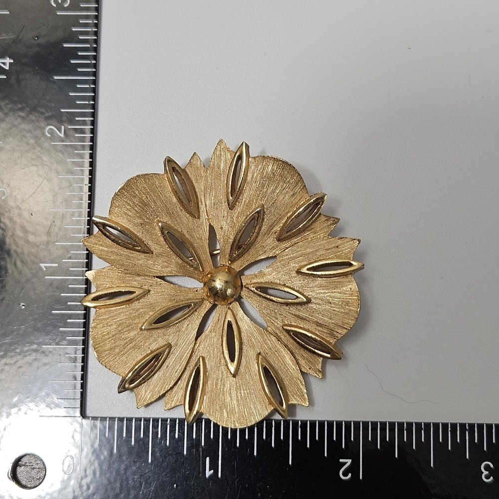 Crown Trifari Brooch Brushed Goldtone Flower Pin Floral - Picture 8 of 9